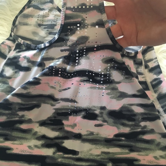 ❌SOLD❌Like New Lululemon Camo water bound singlet - Picture 6 of 8